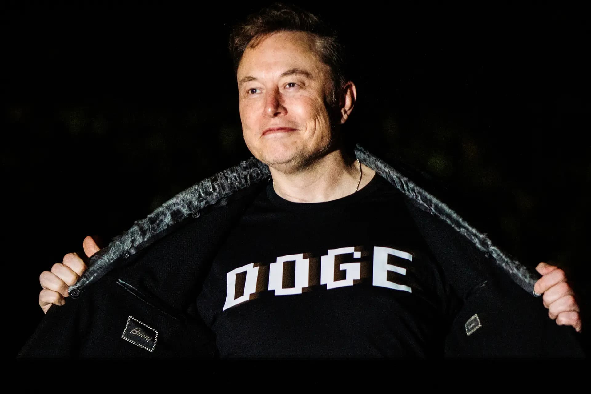 El asesor principal de la Casa Blanca, Elon Musk, camina hacia la Casa Blanca después de aterrizar con el presidente Donald Trump en el Marine One en el jardín sur de la Casa Blanca el 9 de marzo de 2025. (Samuel Corum/Getty Images)