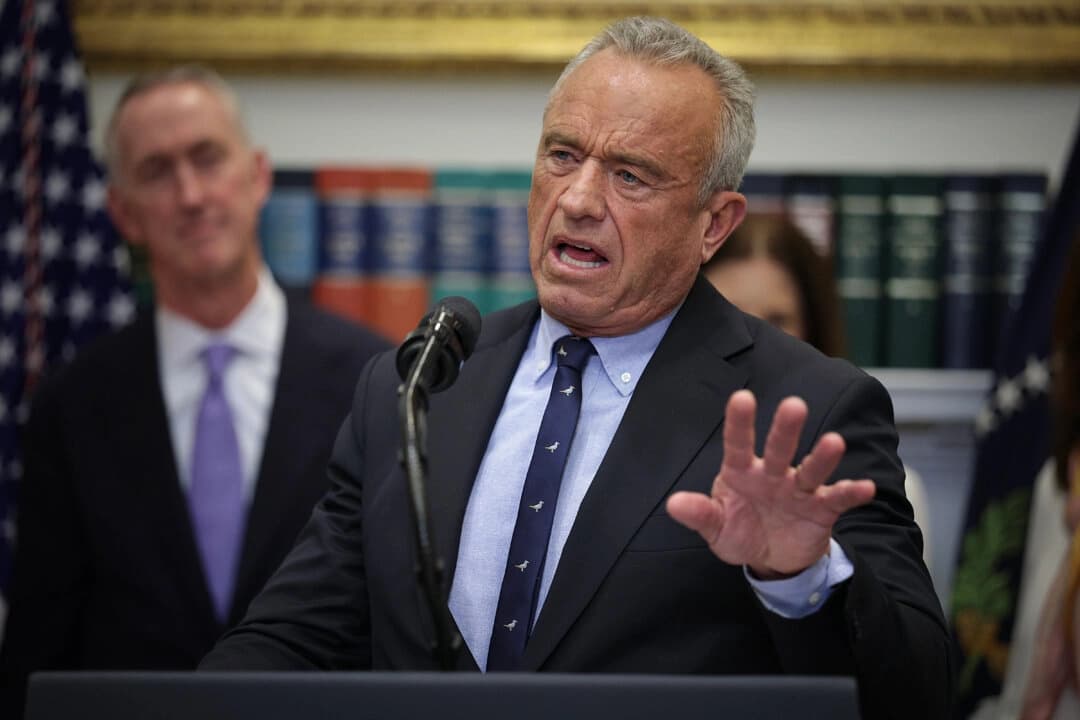 El secretario de Salud, Robert F. Kennedy Jr., en la Casa Blanca el 19 de diciembre de 2025. La administración Trump organizó un evento para anunciar medidas para proteger a los niños de intervenciones médicas perjudiciales. (Alex Wong/Getty Images)