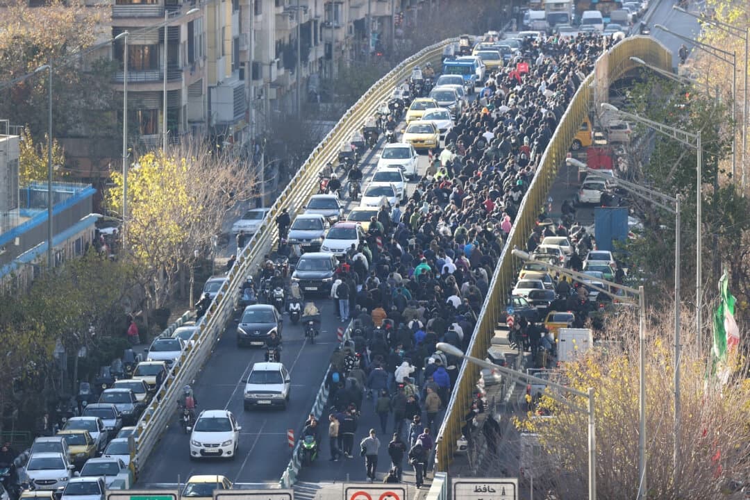Manifestantes marchan en el centro de Teherán, Irán, el 29 de diciembre de 2025. (Agencia de noticias Fars a través de AP)