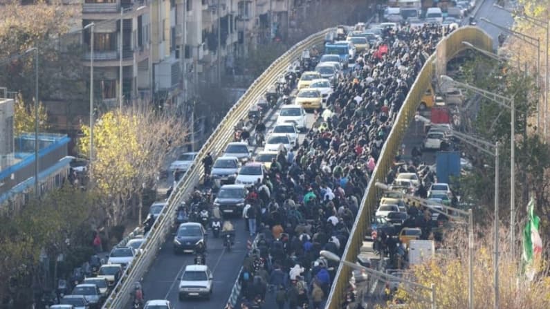 Trump promete intervenir si Irán mata a manifestantes