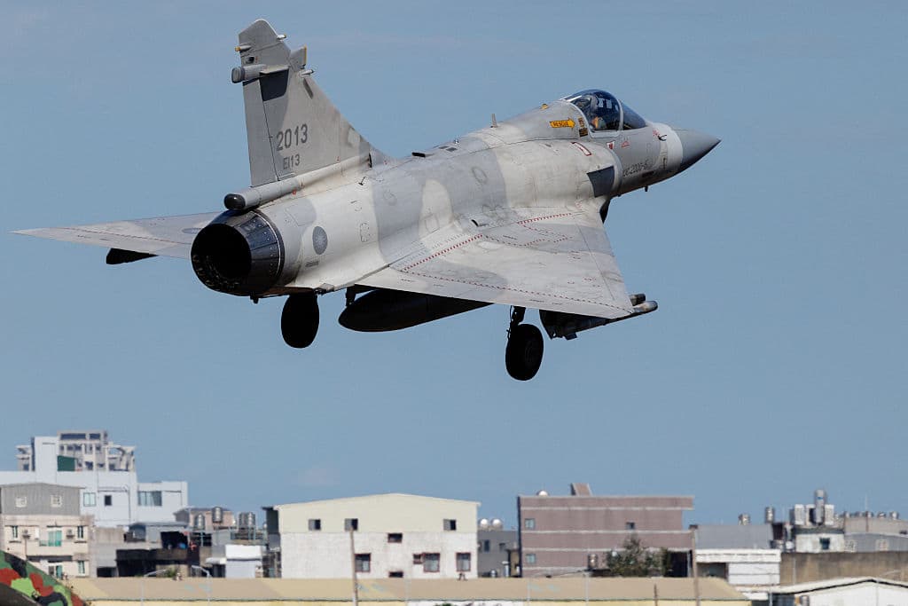Un caza Mirage 2000 de la Fuerza Aérea de Taiwán despega de la base aérea de Hsinchu, en Hsinchu, el 29 de diciembre de 2025. (Foto de CHENG Yu-chen / AFP a través de Getty Images)
