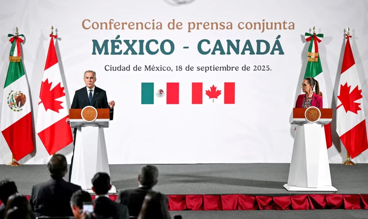El primer ministro canadiense, Mark Carney (Izq.), y la presidenta mexicana, Claudia Sheinbaum, ofrecen una rueda de prensa conjunta en el Palacio Nacional de Ciudad de México, México, el 18 de septiembre de 2025. (Yuri Cortez/AFP a través de Getty Images)