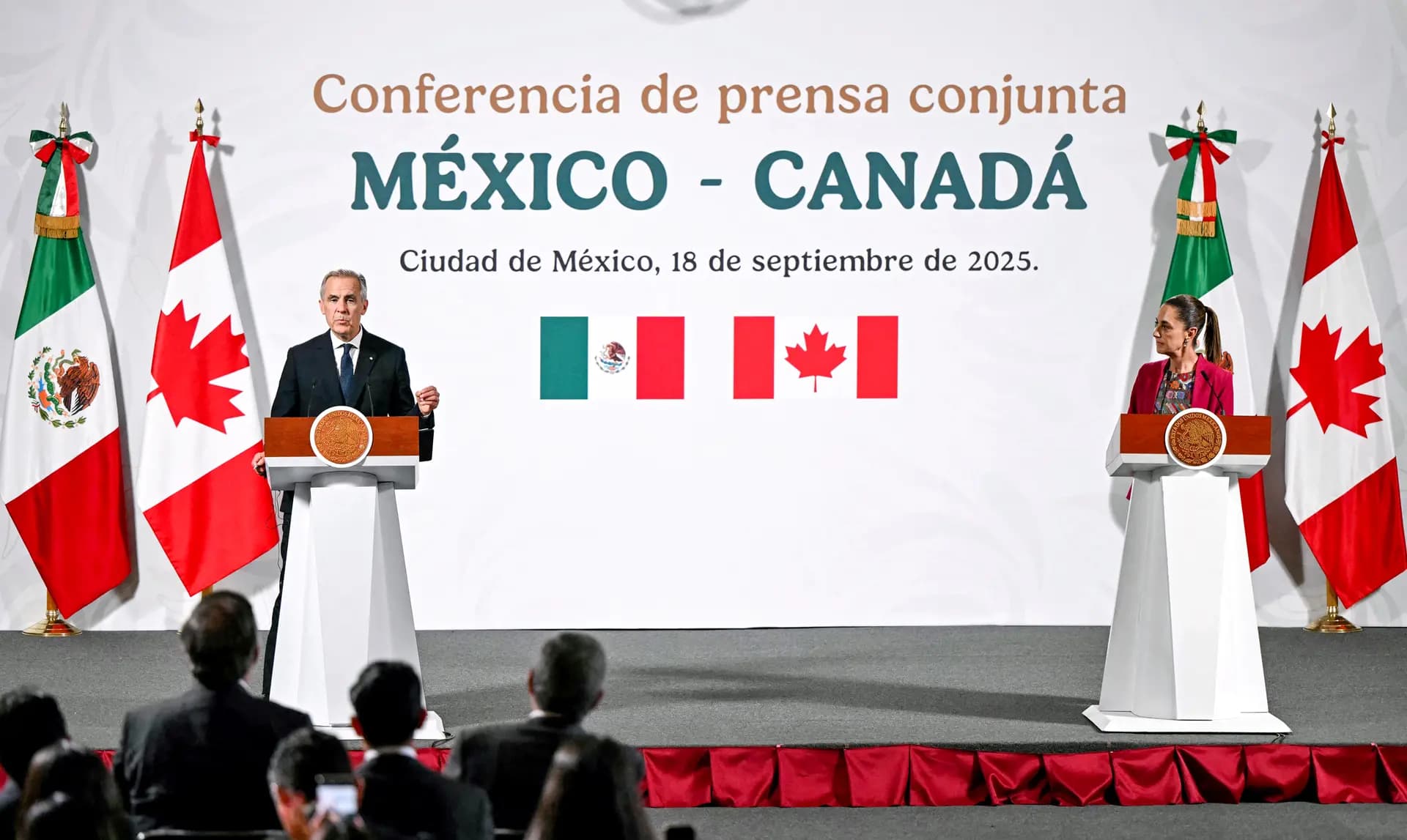 El primer ministro canadiense, Mark Carney (izquierda), y la presidenta mexicana, Claudia Sheinbaum, ofrecen una rueda de prensa conjunta en el Palacio Nacional de Ciudad de México, México, el 18 de septiembre de 2025. El representante comercial de Estados Unidos, Jamieson Greer, ha afirmado que México y Canadá no deberían servir como centros de exportación para productos chinos y otros productos asiáticos. (Yuri Cortez/AFP a través de Getty Images).