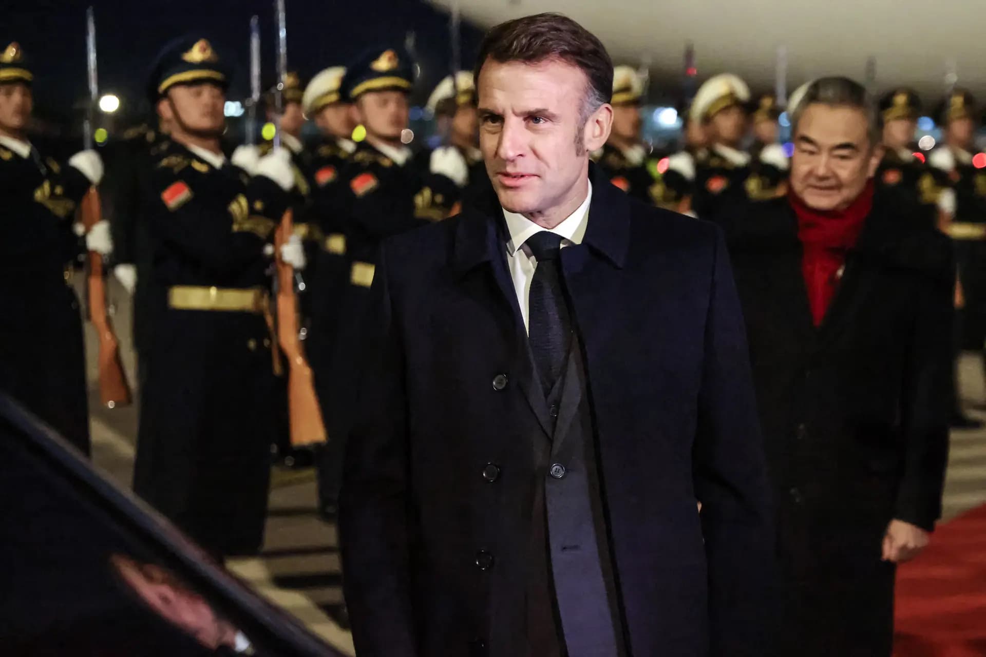 El ministro de Asuntos Exteriores de China, Wang Yi (derecha), camina detrás del presidente francés Emmanuel Macron hacia su vehículo en el Aeropuerto Internacional Capital de Beijing el 3 de diciembre de 2025. Macron dijo a principios de este mes que Europa podría verse obligada a tomar "medidas enérgicas", incluidos aranceles, si Beijing no aborda el creciente desequilibrio comercial de la UE con China. (Ludovic Marin-Pool/Getty Images).