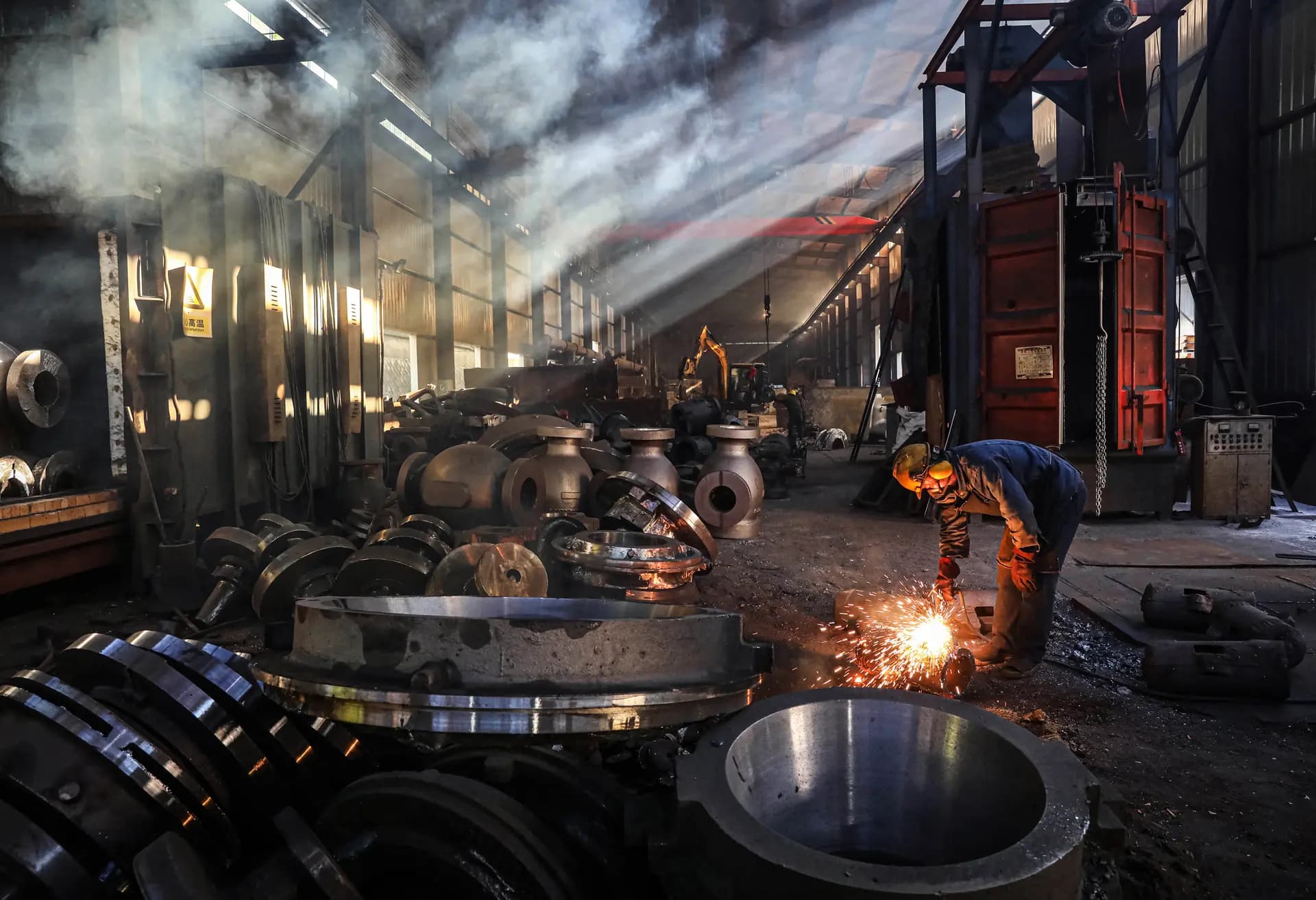 Un empleado trabaja en una fábrica de maquinaria siderúrgica en Hangzhou, provincia de Zhejiang, China, el 6 de junio de 2025. (STR/AFP a través de Getty Images).