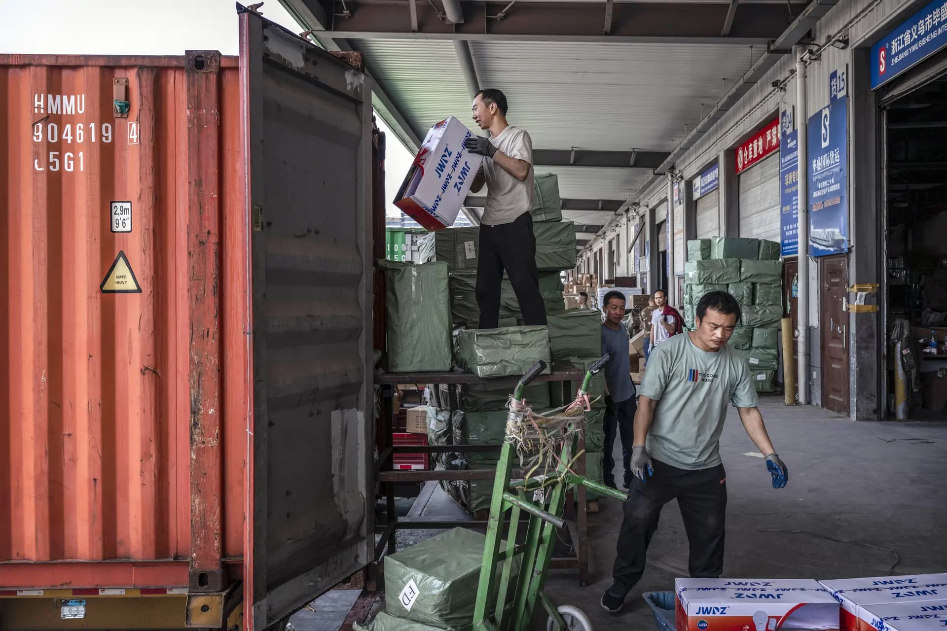 Trabajadores cargan mercancías para la exportación en un contenedor en un centro logístico en Yiwu, provincia de Zhejiang, China, el 29 de abril de 2025. (Kevin Frayer/Getty Images).
