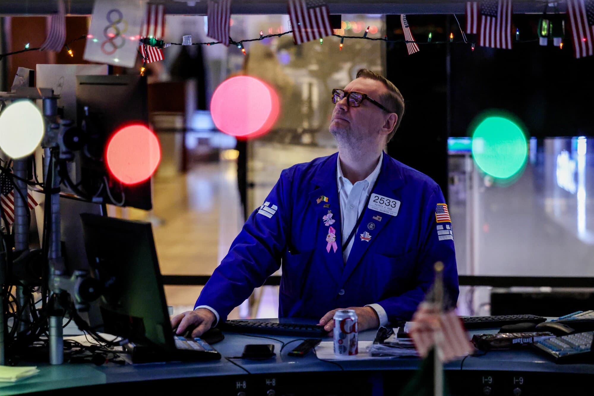 Un operador trabaja en la sala de la Bolsa de Nueva York tras la campana de apertura el 2 de enero de 2026. Las acciones de Wall Street subieron en su mayoría al inicio del nuevo año el viernes, con algunos avances en el sector tecnológico, mientras que las acciones de productos para el hogar también repuntaron tras el aplazamiento por parte del presidente Donald Trump de las subidas de aranceles previstas. (Angela Weiss/AFP a través de Getty Images).