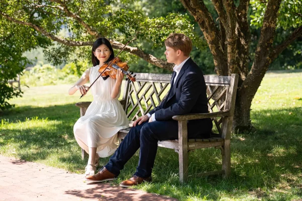 Perry aparece en la foto con su esposa Yitong Liu, violista de Shen Yun, en Boscobel House and Gardens, en Garrison, Nueva York. (Samira Bouaou para American Essence)
