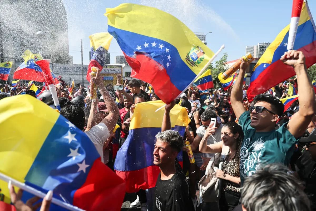 Venezolanos residentes en Chile celebran en Santiago el 3 de enero de 2026, después de que las fuerzas estadounidenses capturaran al líder venezolano Nicolás Maduro tras lanzar un ataque contra Venezuela. (Javier Torres/AFP vía Getty Images)