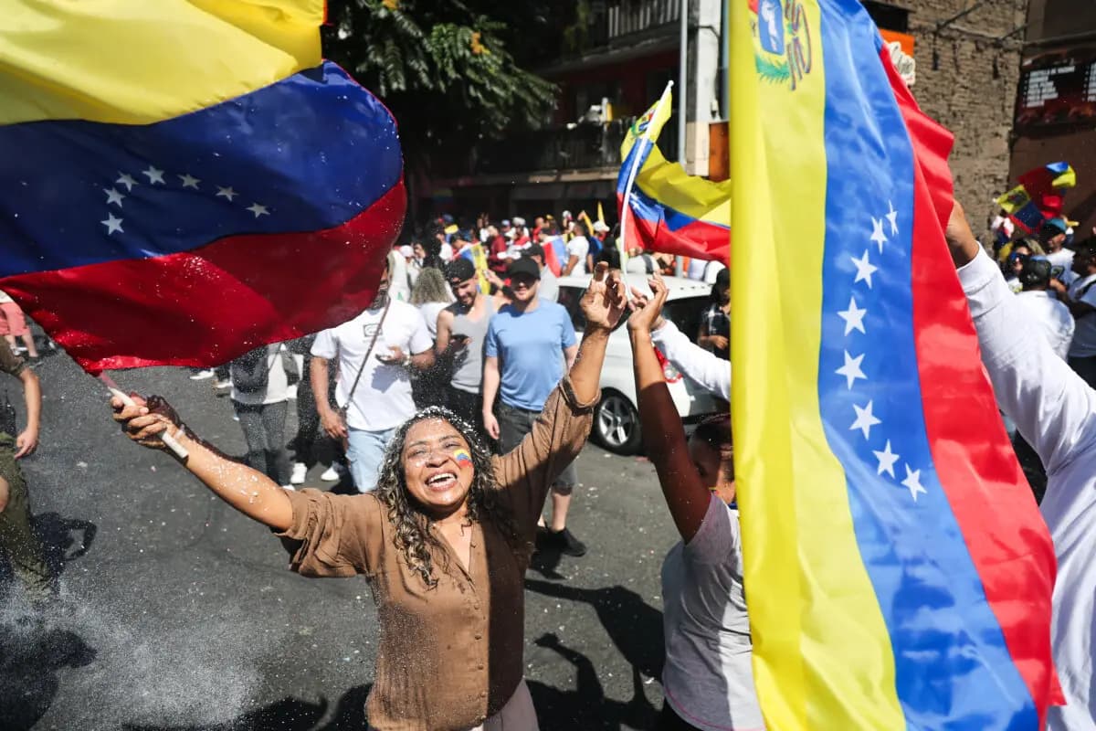 Venezolanos residentes en Chile celebran en Santiago el 3 de enero de 2026, después de que las fuerzas estadounidenses capturaran al líder venezolano Nicolás Maduro tras lanzar un ataque contra Venezuela. (Javier Torres/AFP vía Getty Images)