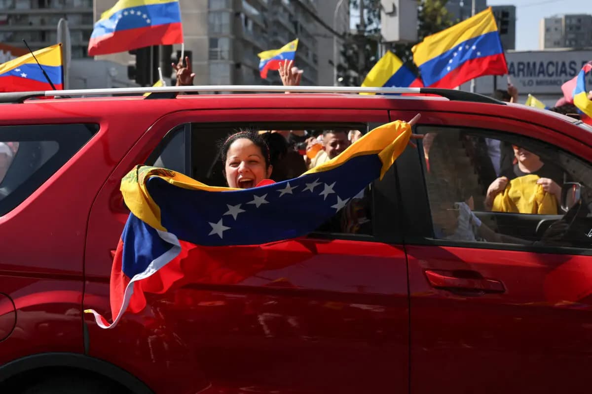 Venezolanos residentes en Chile celebran en Santiago el 3 de enero de 2026, después de que las fuerzas estadounidenses capturaran al líder venezolano Nicolás Maduro tras lanzar un ataque contra Venezuela. (Javier Torres/AFP vía Getty Images)