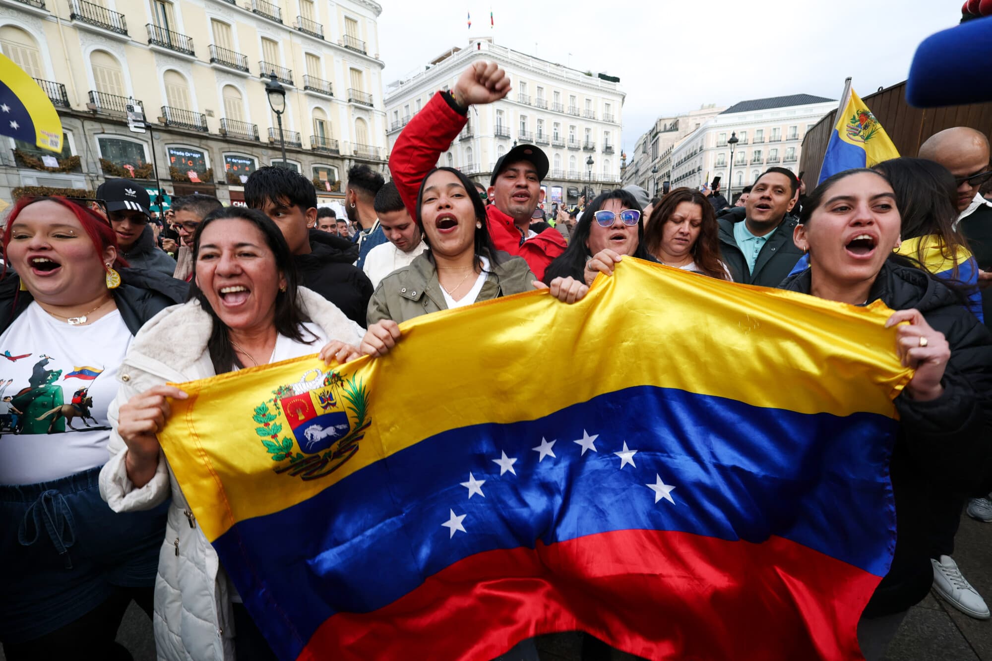 <em>Venezolanos residentes en España celebran en la Puerta del Sol de Madrid el 3 de enero de 2026, después de que las fuerzas estadounidenses capturaran al líder venezolano Nicolás Maduro tras un ataque en Venezuela. (Pierre-Philippe Marcou/AFP vía Getty Images)</em>