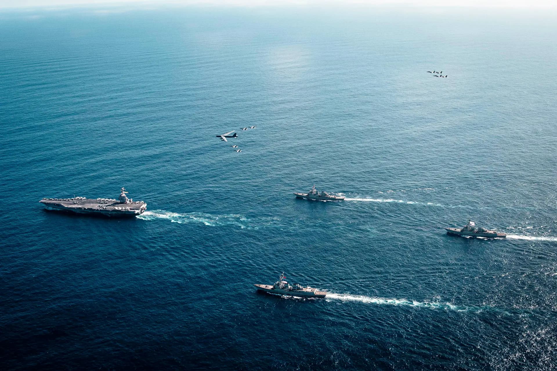 <em>El Grupo de Ataque de Portaaviones Gerald R. Ford de la Armada de los EE. UU. trabaja en apoyo a la Operación Southern Spear del Comando Sur de los EE. UU. el 13 de noviembre de 2025. (Tajh Payne/US Navy vía Getty Images)</em>