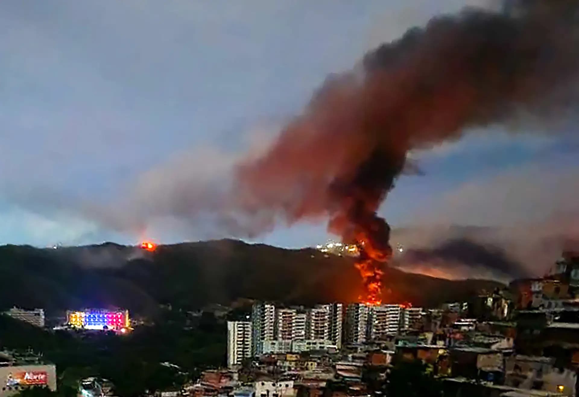 <em>Incendio en el Fuerte Tiuna, el complejo militar más grande de Venezuela, tras una serie de explosiones en Caracas el 3 de enero de 2026. (AFP vía Getty Images)</em>