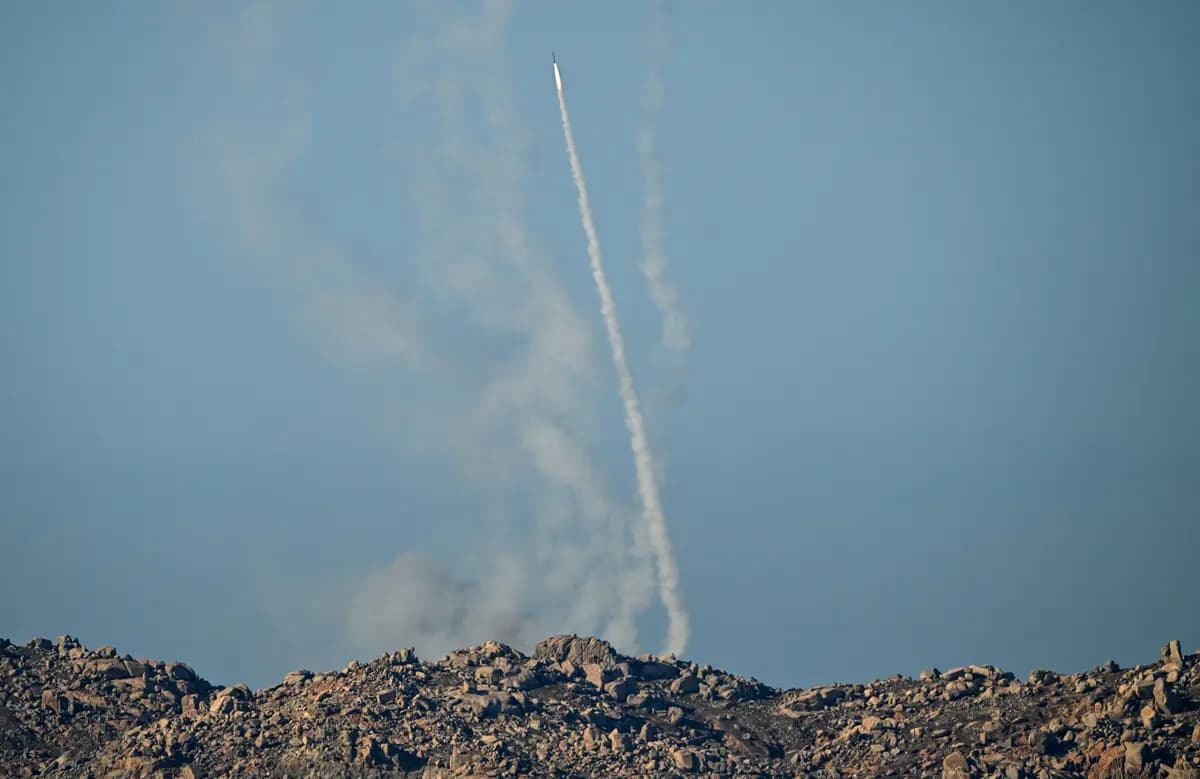Soldados chinos disparan un cohete al aire mientras realizan maniobras militares en la isla de Pingtan, en la provincia de Fujian, al este de China, el punto más cercano a Taiwán, el 30 de diciembre de 2025. (Adek Berry/ AFP vía Getty Images)