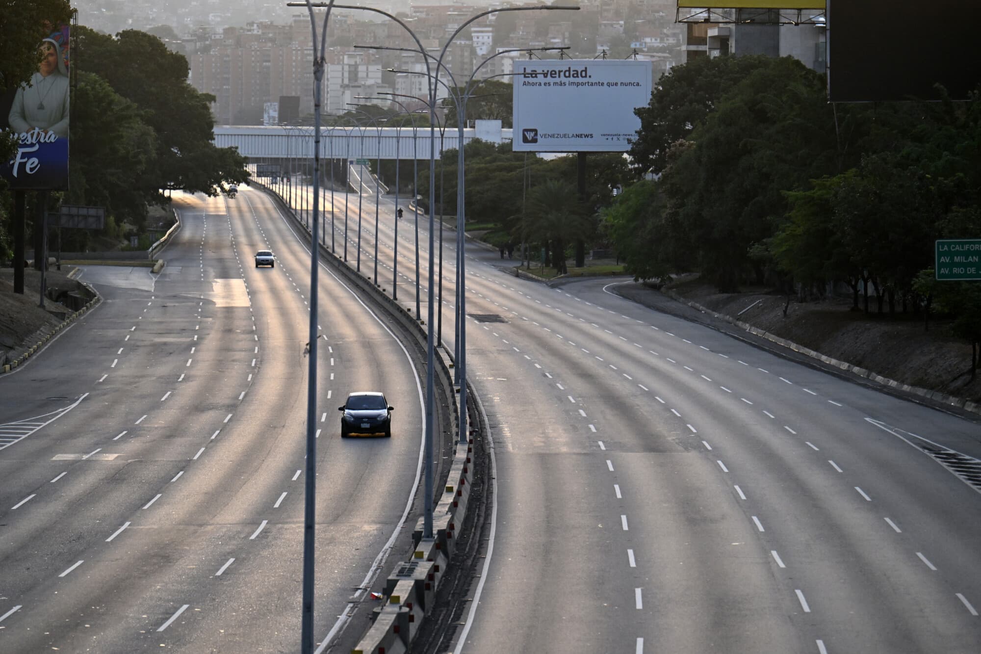 <em>La autopista Francisco Fajardo se ve casi vacía en Caracas el 3 de enero de 2026, después de que las fuerzas estadounidenses capturaran al líder venezolano Nicolás Maduro tras lanzar un "ataque a gran escala" contra el país sudamericano. (Juan BARRETO / AFP vía Getty Images)</em>