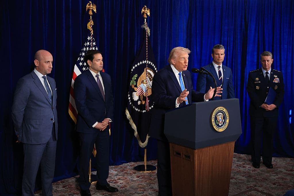 <em>El presidente Trump y parte de su gabinete en la Conferencia de Prensa en Mar a Lago, Florida, el 3 de enero de 2026. (Foto de Joe Raedle/Getty Images)</em>