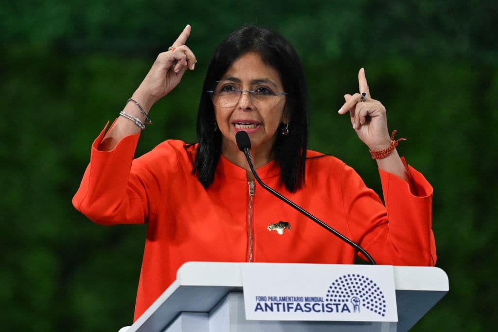 <em>La entonces vicepresidenta de Venezuela, Delcy Rodríguez, habla durante el Foro Parlamentario Global Antifascista en Caracas el 5 de noviembre de 2024. (Foto de JUAN BARRETO/AFP vía Getty Images)</em>