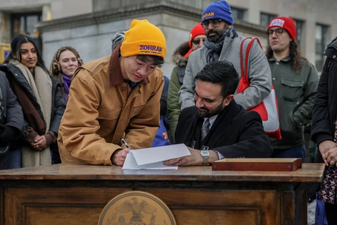 Alcalde de Nueva York defiende revocar las órdenes ejecutivas de su predecesor
