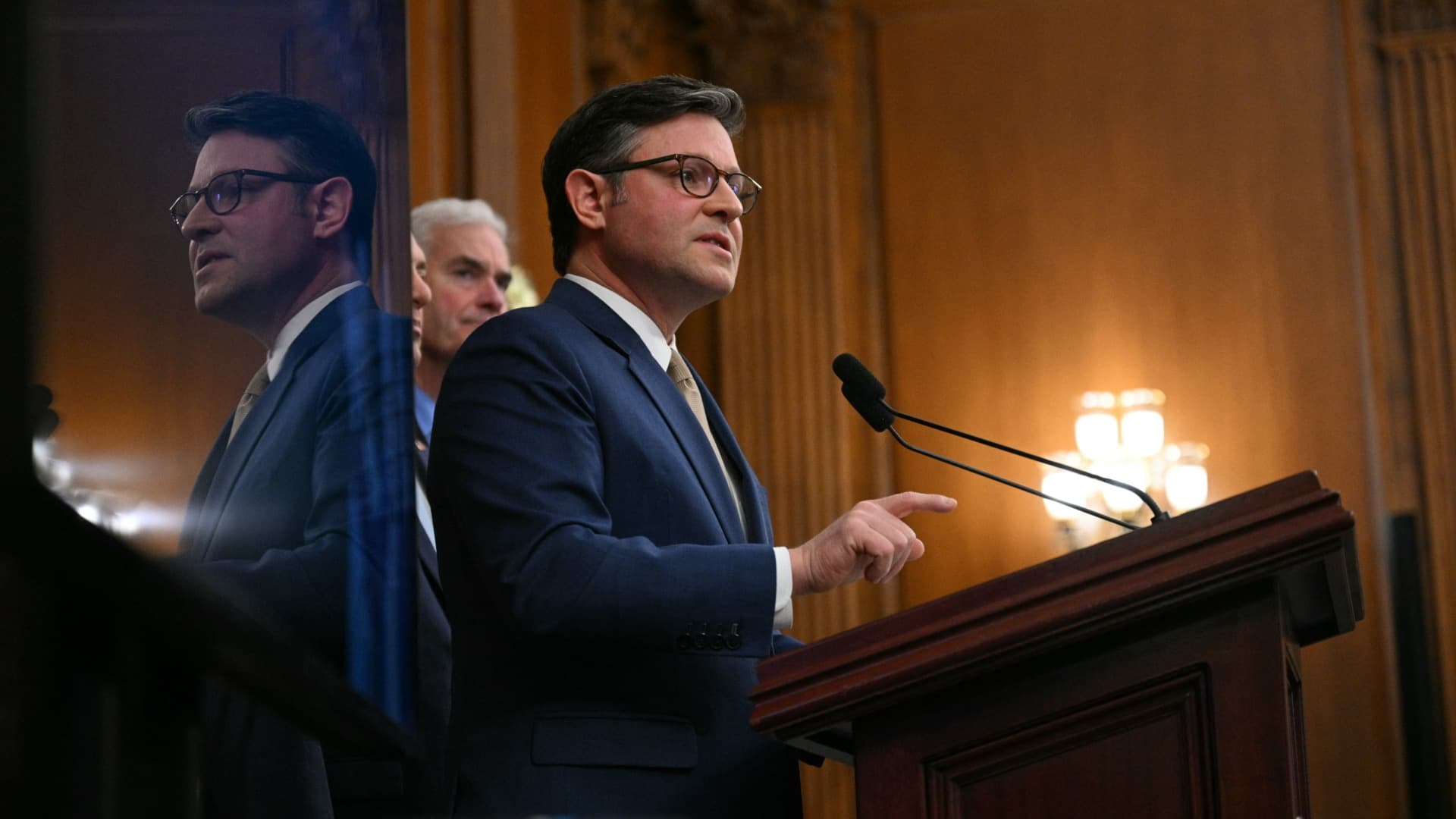 <em>El presidente de la Cámara de Representantes, Mike Johnson (republicano por Luisiana), habla durante una conferencia de prensa en el Capitolio de Estados Unidos el 3 de noviembre de 2025. (Jim Watson/AFP vía Getty Images)</em>