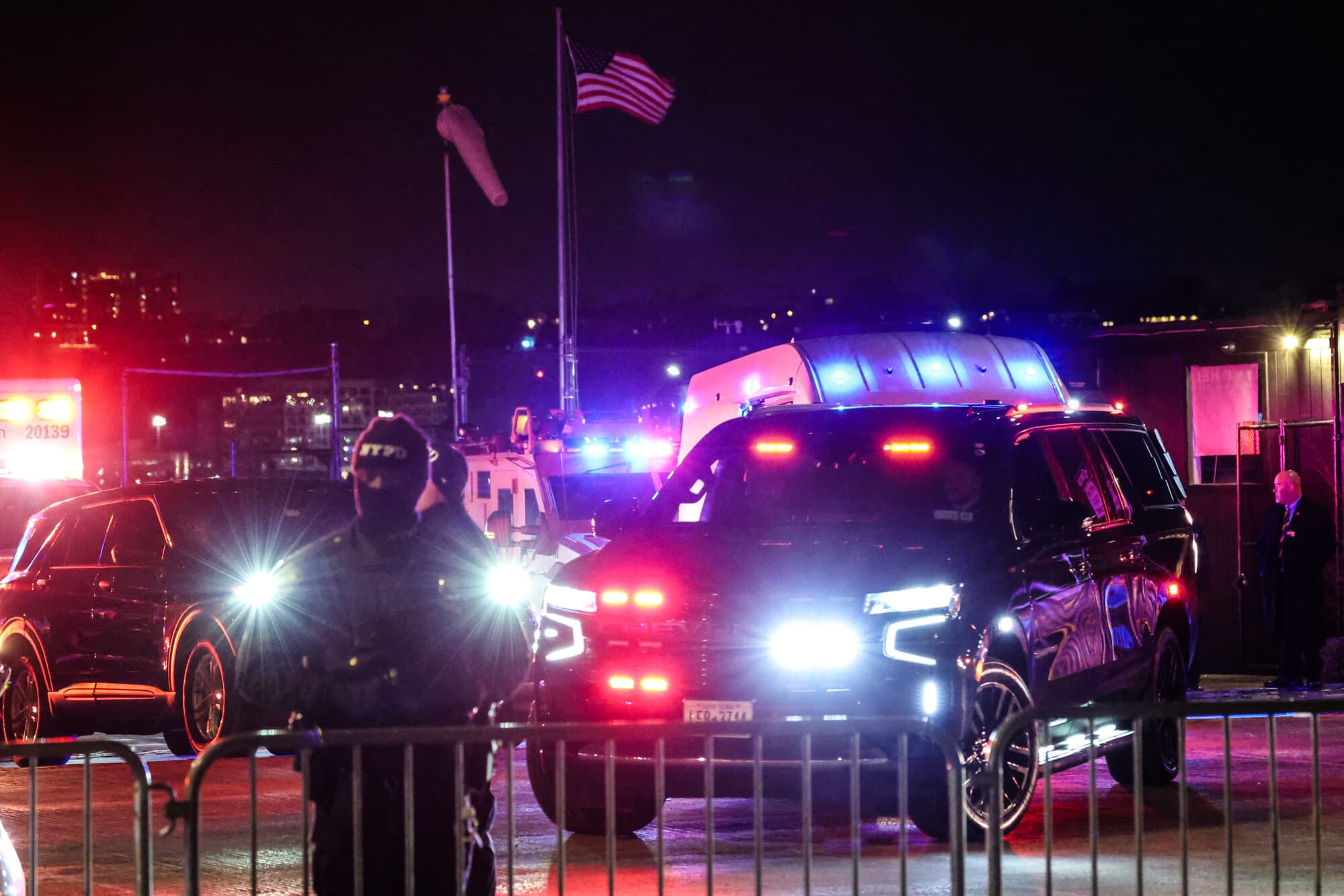 <em>Una caravana que transportaba al derrocado presidente venezolano Nicolás Maduro sale del Helipuerto Westside de Nueva York el 3 de enero de 2026. El presidente venezolano Nicolás Maduro llegó el sábado por la noche a una base militar en Estados Unidos tras ser capturado por las fuerzas estadounidenses en Caracas. Maduro fue visto rodeado de agentes del FBI mientras descendía por la escalera de embarque de un avión del gobierno estadounidense en una instalación de la Guardia Nacional del estado de Nueva York, y fue escoltado lentamente por la pista. (Foto de ANGELA WEISS / AFP vía Getty Images)</em>