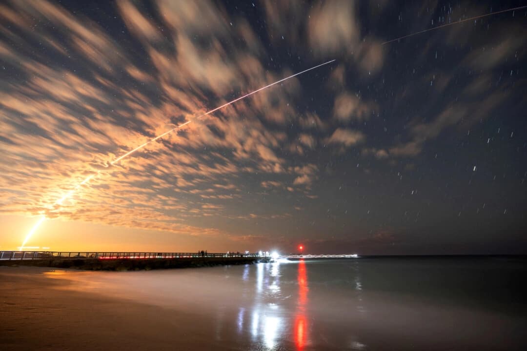 El cohete Falcon 9 de SpaceX, que transporta satélites Starlink, se ve sobre Sebastian Inlet después de su lanzamiento desde Cabo Cañaveral, Florida, el 26 de febrero de 2025. (Sam Wolfe/Reuters)