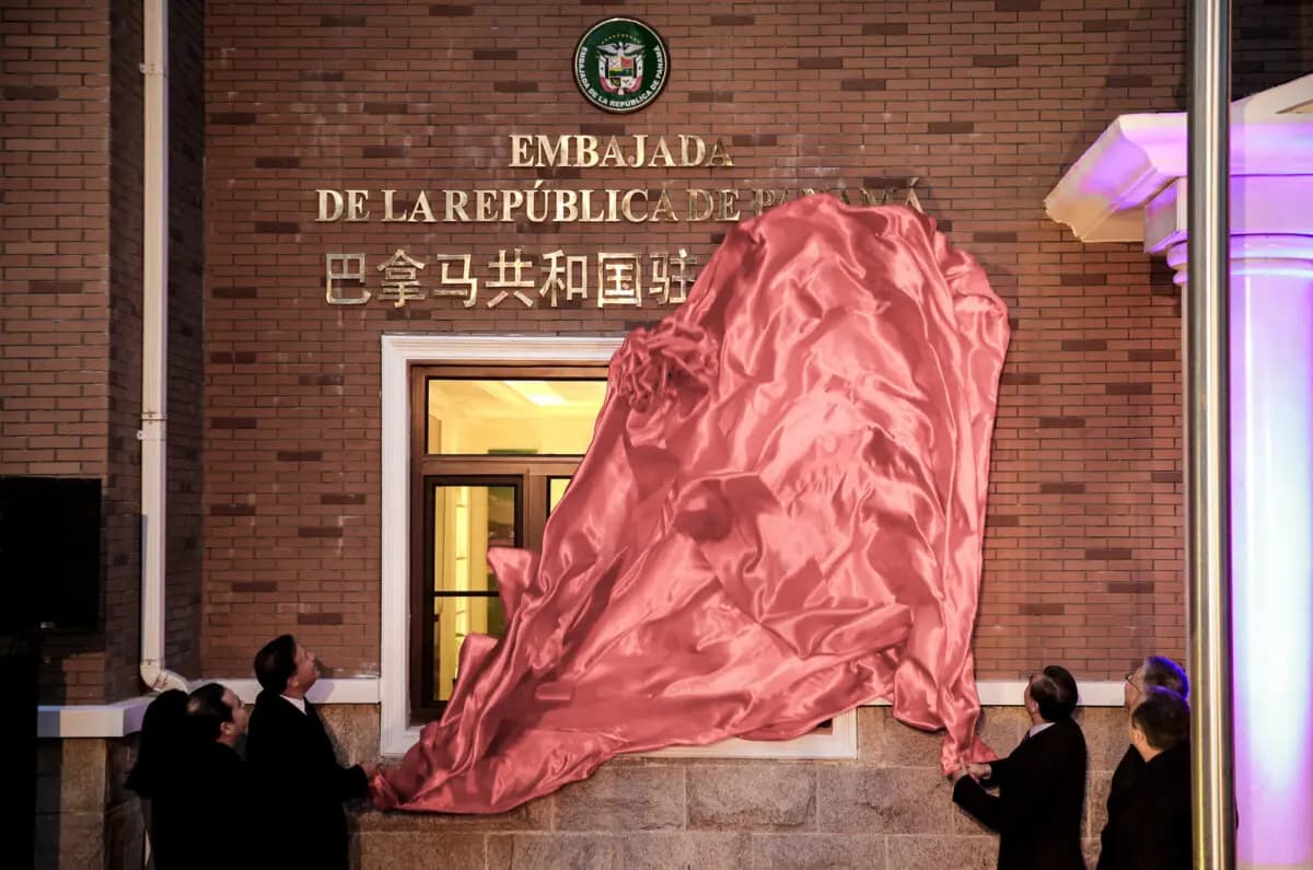 <em>El presidente de Panamá, Juan Carlos Varela (izq.), y el ministro de Relaciones Exteriores de China, Wang Yi, asisten a la inauguración de la Embajada de Panamá en Beijing el 16 de noviembre de 2017. (Reuters)</em>
