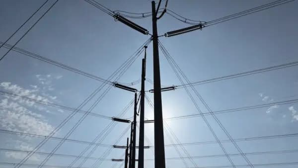 Líneas eléctricas de alta tensión a lo largo de la red eléctrica en West Palm Beach, Florida, el 16 de mayo de 2024. (Joe Raedle/Getty Images)