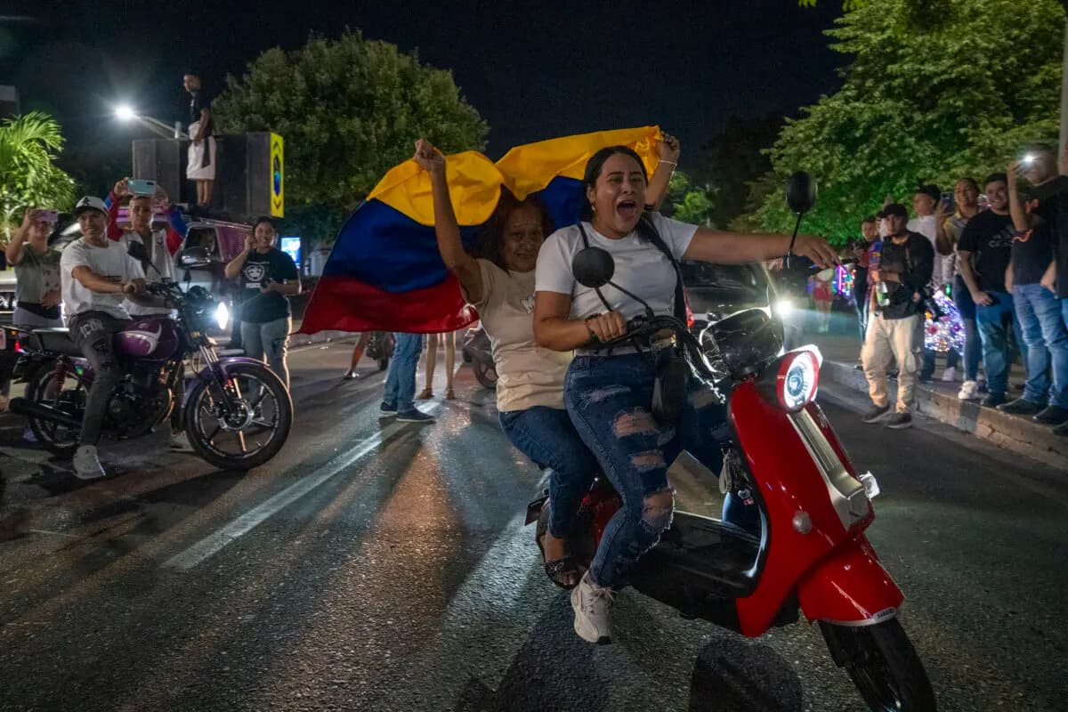 Una motociclista venezolana sostiene una bandera junto a una carretera en la frontera entre Colombia y Venezuela tras la confirmación de la captura de Nicolás Maduro en Caracas, Venezuela, en Cúcuta, Colombia, el 3 de enero de 2026. (Jair F. Coll/Getty Images)