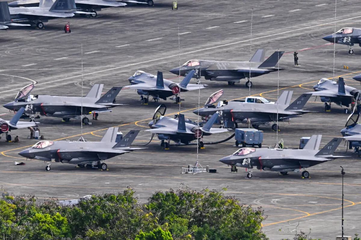 Aviones de combate del ejército estadounidense en la pista del aeropuerto José Aponte de la Torre, antigua base naval Roosevelt Roads, en Ceiba, Puerto Rico, el 3 de enero de 2026. (Miguel J. Rodríguez Carrillo/AFP vía Getty Images)