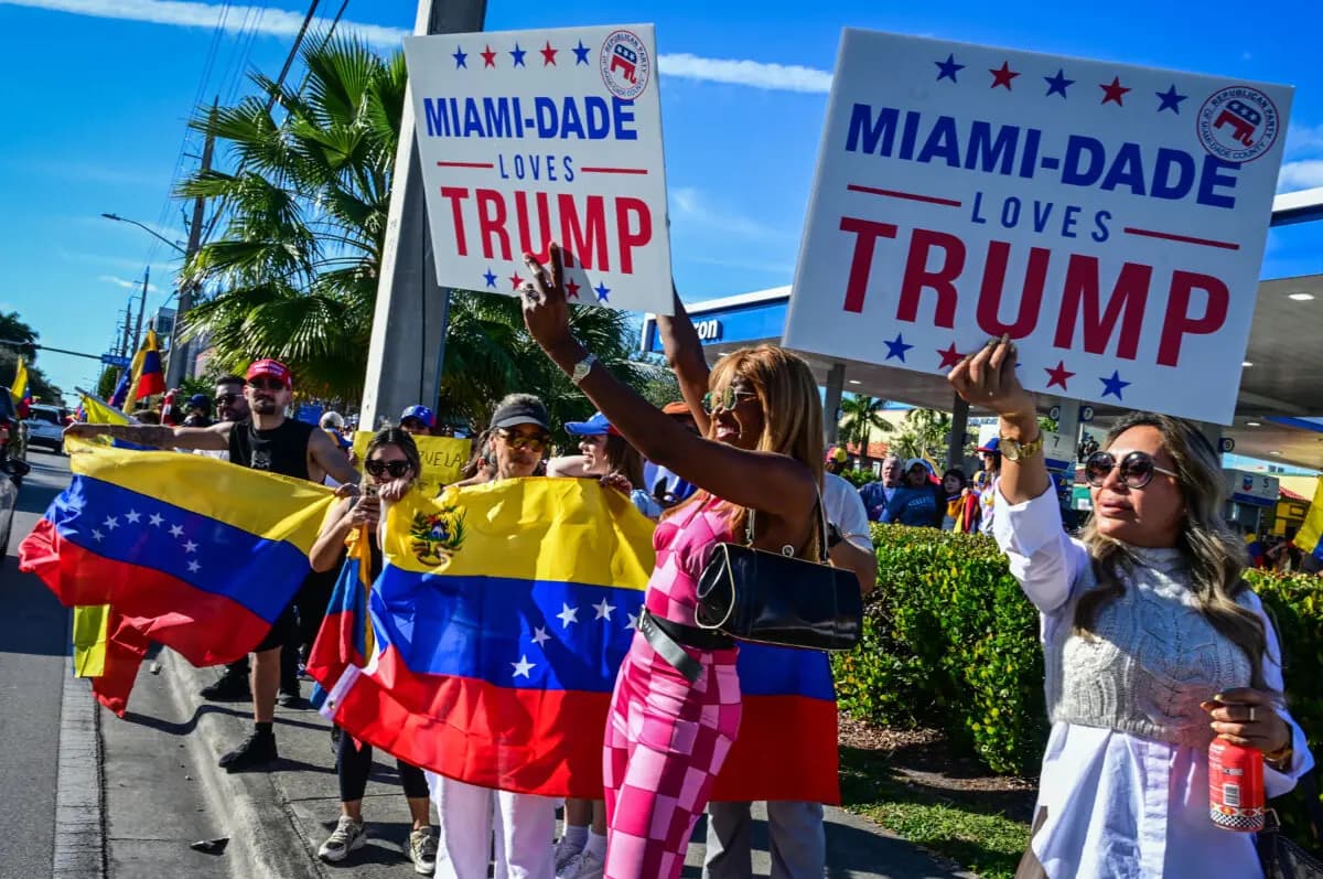 La gente reacciona a la noticia de la captura del líder venezolano Nicolás Maduro, tras las acciones militares estadounidenses en Venezuela durante el fin de semana, en Doral, Florida, el 3 de enero de 2026. (Giorgio Viera/AFP a través de Getty Images)
