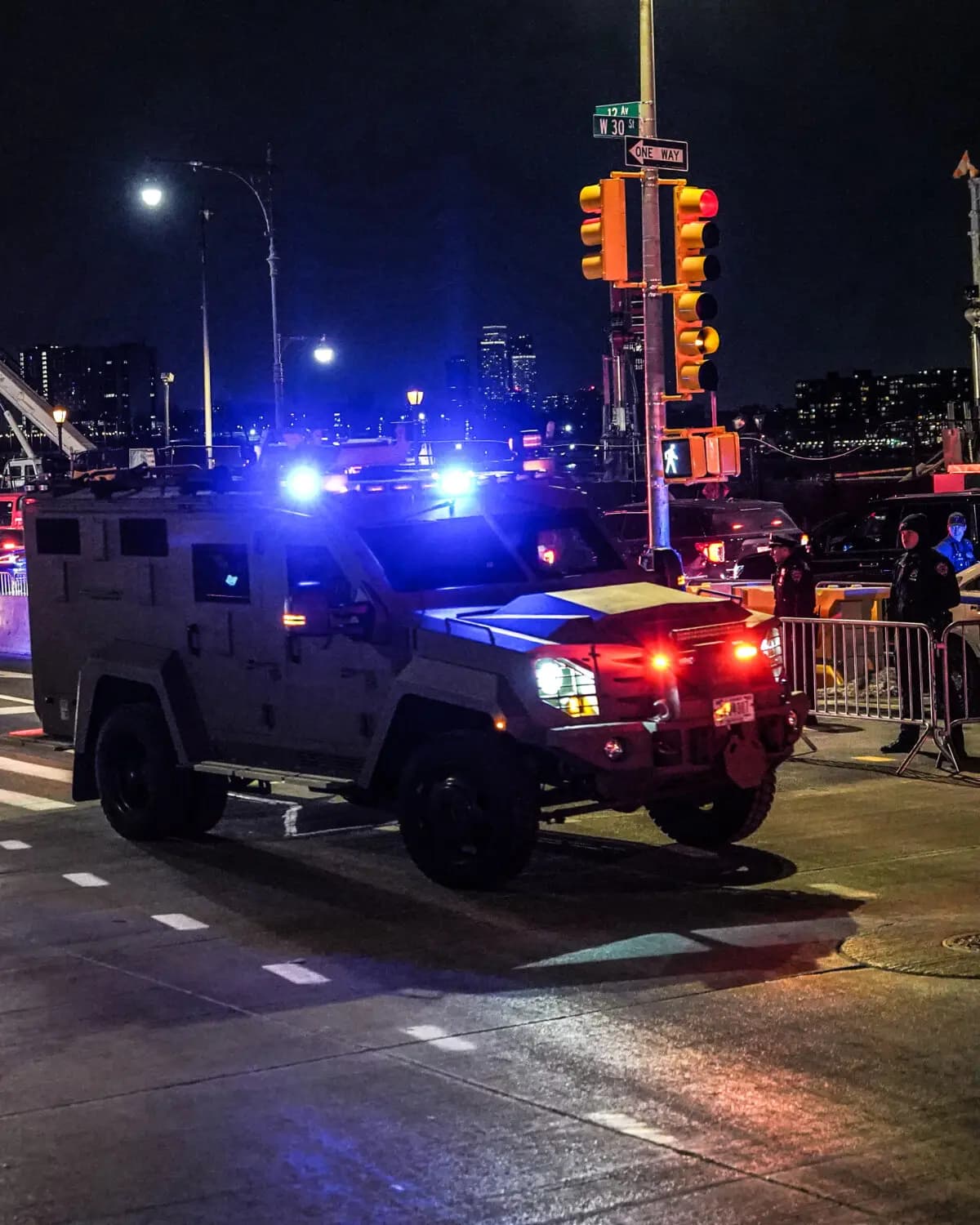 Una caravana que transportaba al líder venezolano Nicolás Maduro sale de Manhattan, en la ciudad de Nueva York, el 3 de enero de 2026. (Ryan Murphy/Getty Images).