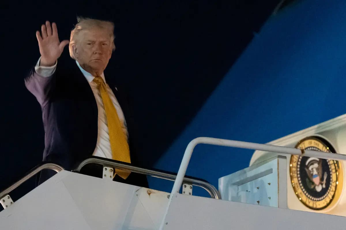 El presidente de Estados Unidos, Donald Trump, parte en el Air Force One desde el Aeropuerto Internacional de Palm Beach, en West Palm Beach, Florida, el 4 de enero de 2026. (Alex Brandon/AP Photo).