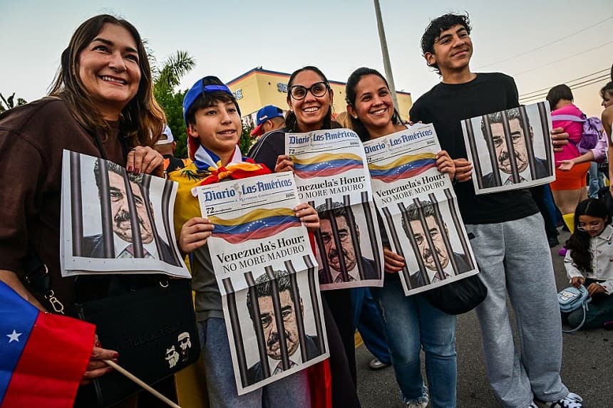 Opositores al derrocado presidente venezolano Nicolás Maduro se manifiestan en Doral, Florida, el 4 de enero de 2026. (GIORGIO VIERA / AFP vía Getty Images)