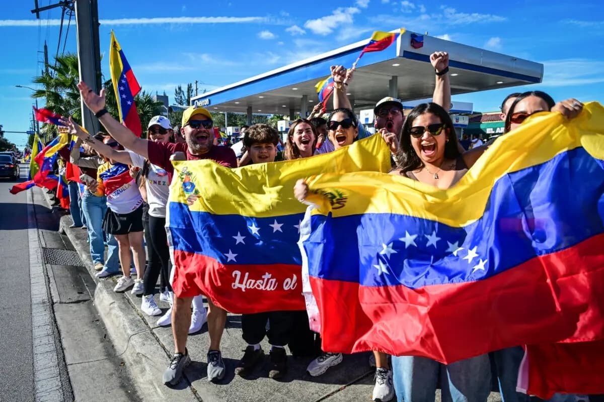La gente celebra la noticia de la captura del líder venezolano Nicolás Maduro por parte del ejército estadounidense, en Doral, Florida, el 3 de enero de 2026. (Giorgio Viera/AFP a través de Getty Images)
