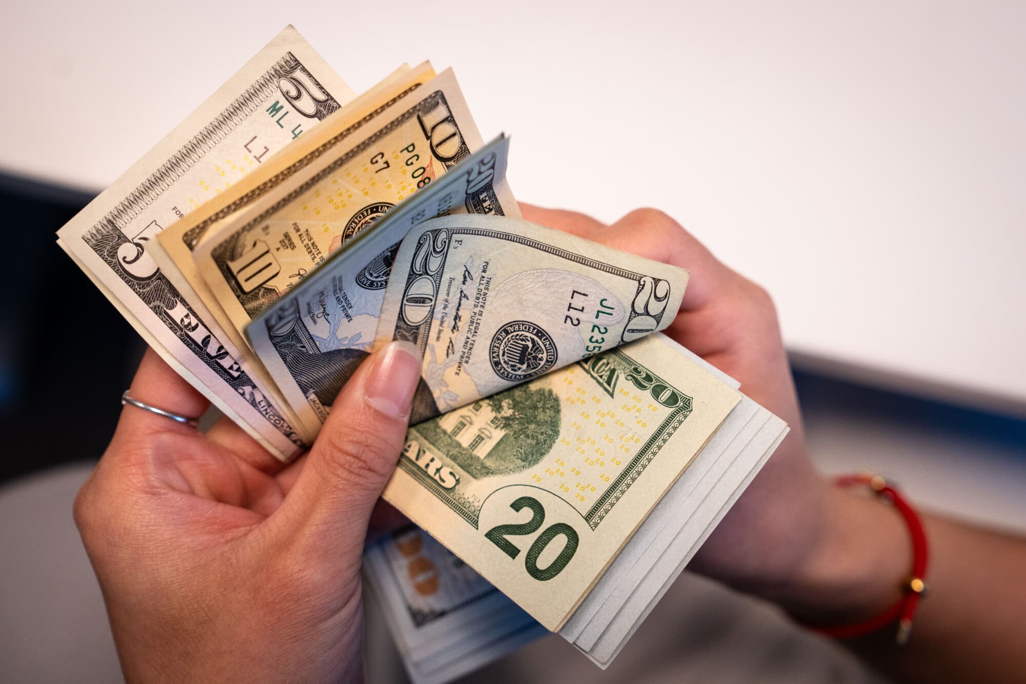 Billetes de dólar estadounidense en Washington el 13 de noviembre de 2025. (Madalina Kilroy/The Epoch Times)