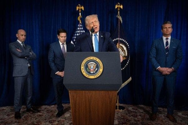 El presidente Donald Trump, junto con (de izquierda a derecha) el subjefe de gabinete Stephen Miller, el secretario de Estado Marco Rubio y el secretario de Guerra Pete Hegseth, habla con la prensa tras las acciones militares de Estados Unidos en Venezuela, en su residencia de Mar-a-Lago en Palm Beach, Florida, el 3 de enero de 2026. (Jim Watson/AFP a través de Getty Images)