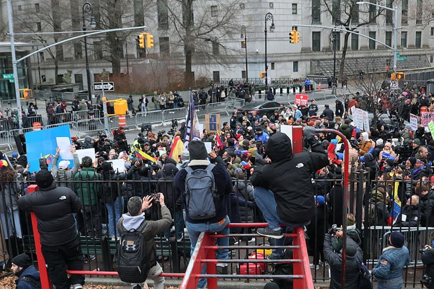 La gente se reúne frente a la Corte Federal Daniel Patrick Moynihan antes de la comparecencia del presidente de Venezuela, Nicolás Maduro, y la primera dama, Cilia Flores, el 5 de enero de 2026 en la ciudad de Nueva York. (Michael M. Santiago/Getty Images)