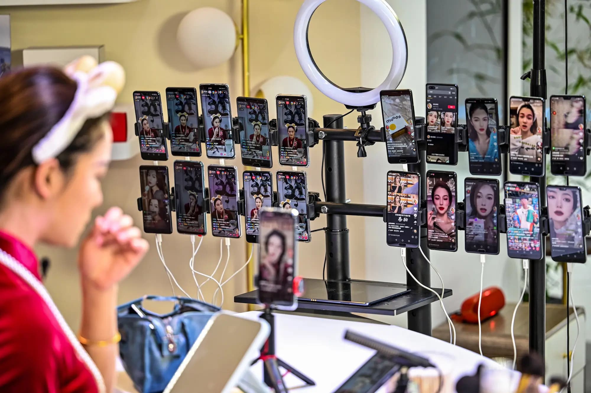 <em>Una mujer se maquilla en un estudio en vivo en un stand de Huawei durante el Congreso Mundial de Móviles en Shanghái el 23 de febrero de 2021. (Héctor Retamal/AFP vía Getty Images)</em>