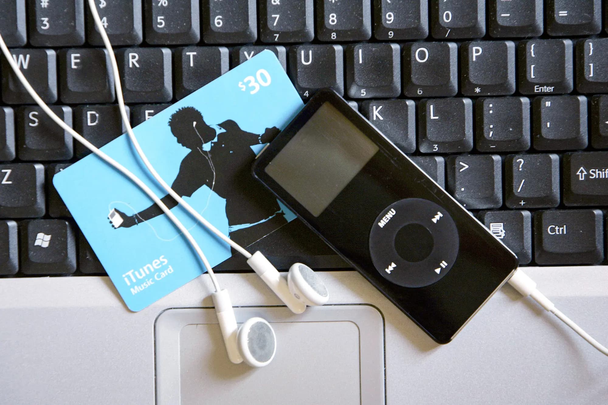 <em>Un iPod Nano y una tarjeta de música iTunes en un teclado de computadora en Miami el 7 de mayo de 2007. (Robert Sullivan/AFP vía Getty Images)</em>