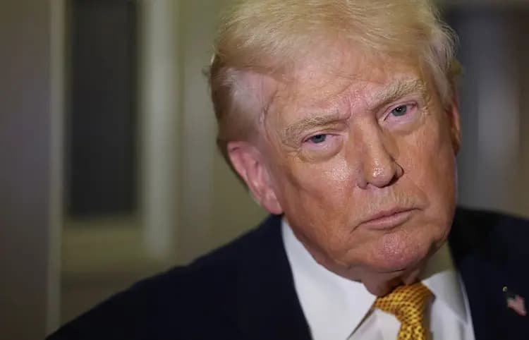 El presidente Donald Trump habla con los medios de comunicación a bordo del Air Force One de camino a Washington D. C. el 4 de enero de 2026. (Joe Raedle/Getty Images)