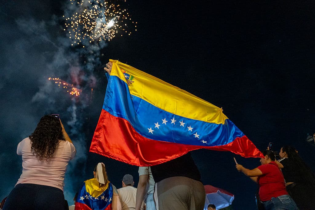 CÚCUTA, COLOMBIA - 3 DE ENERO: Ciudadanos venezolanos observan fuegos artificiales durante una manifestación en la frontera entre Colombia y Venezuela tras la confirmación de la captura de Nicolás Maduro esta madrugada en Caracas, el 3 de enero de 2026, en Cúcuta, Colombia. El presidente Donald Trump anunció que Nicolás Maduro y su esposa, Cilia Flores, fueron capturados en la madrugada en Caracas tras un operativo militar liderado por la Fuerza Delta, la unidad de élite de misiones especiales del ejército estadounidense. (Foto de Jair F. Coll/Getty Images)