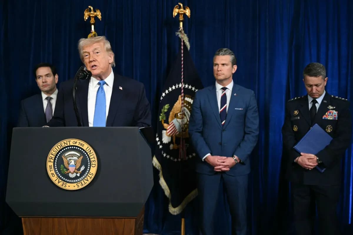 El presidente Donald Trump, junto con (de izquierda a derecha) el secretario de Estado Marco Rubio, el secretario de Guerra Pete Hegseth y el presidente del Estado Mayor Conjunto, el general Dan Caine, habla con los periodistas en Palm Beach, Florida, el 3 de enero de 2026. (Jim Watson/AFP a través de Getty Images)