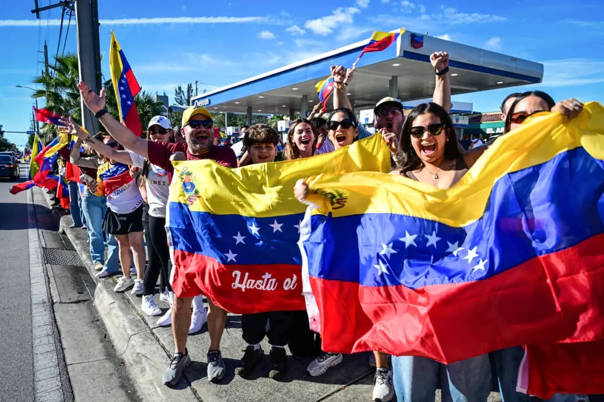 <em>Personas celebran en Doral, Florida, cerca de Miami, la noticia de la captura de Nicolás Maduro el 3 de enero de 2026. (Giorgio Viera/AFP vía Getty Images)</em>