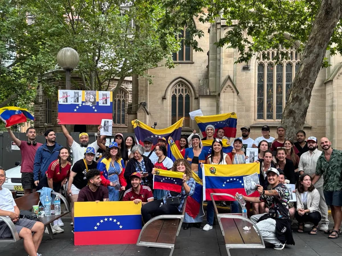 <em>Venezolanos celebran el 4 de enero de 2026 en Sídney, Australia, las acciones de Estados Unidos en su país natal. (Hailey Do/The Epoch Times)</em>