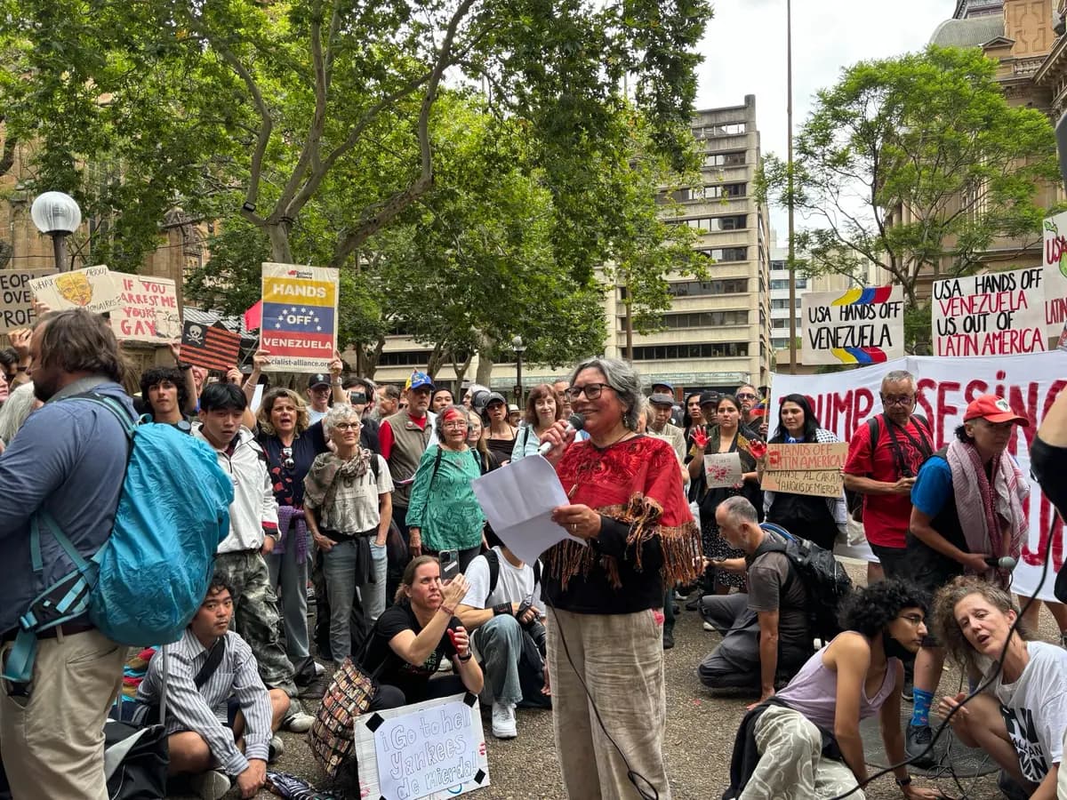 <em>Socialistas se reunieron para oponerse a las acciones de Estados Unidos en Venezuela en protestas planificadas en Australia, fotografiados en Sídney el 4 de enero de 2026. (Hailey Do/The Epoch Times)</em>