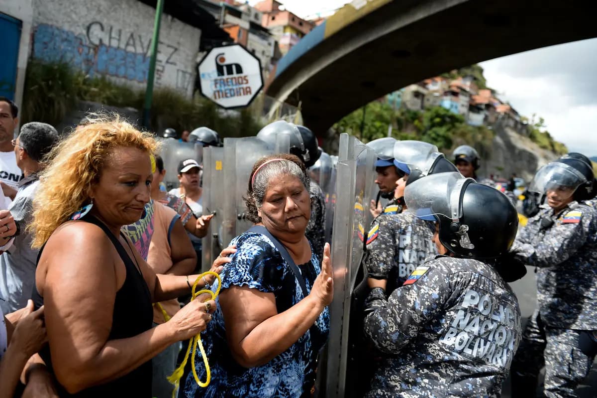 <em>Personas se enfrentan a la policía antidisturbios durante una protesta contra la escasez de alimentos en Caracas, Venezuela, el 28 de diciembre de 2017. (Federico Parra/AFP/Getty Images)</em>
