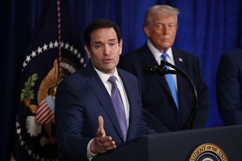 <em>El secretario de Estado de EE. UU., Marco Rubio, habla durante una conferencia de prensa mientras el presidente estadounidense, Donald Trump, escucha en el club Mar-a-Lago el 3 de enero de 2026 en Palm Beach, Florida. Durante el evento, el presidente Trump confirmó que el ejército estadounidense realizó un operativo a gran escala en Caracas durante la noche, que resultó en la captura del líder venezolano Nicolás Maduro y de su esposa, Cilia Flores. (Foto de Joe Raedle/Getty Images)</em>