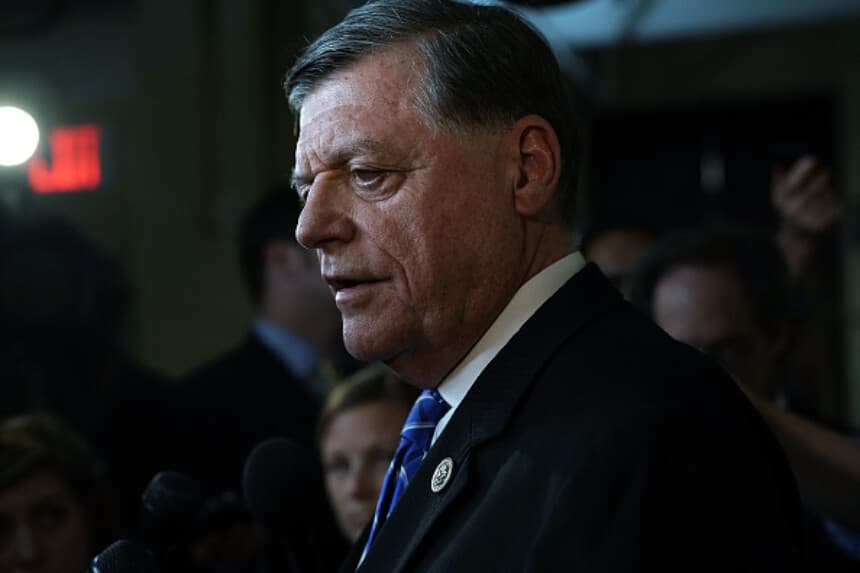 WASHINGTON, DC - 21 DE JUNIO: El representante estadounidense Tom Cole (R-OK) habla con los medios de comunicación tras salir de una reunión a puerta cerrada de los republicanos de la Cámara de Representantes sobre inmigración, celebrada el 21 de junio de 2018 en el Capitolio de Estados Unidos, en Washington, DC. Debido a la derrota hoy de un proyecto de ley conservador sobre inmigración, los líderes republicanos de la Cámara de Representantes han pospuesto hasta la próxima semana la votación sobre una propuesta de "compromiso" en materia de inmigración. (Foto de Alex Wong/Getty Images).