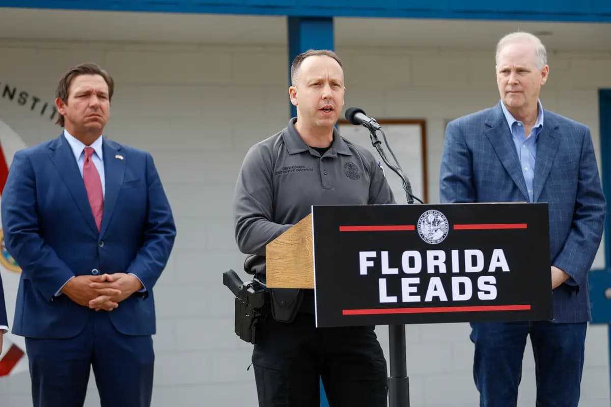 Dave Kerner (C), director ejecutivo del Departamento de Seguridad Vial y Vehículos Motorizados de Florida, describe los esfuerzos de colaboración del estado con el gobierno federal en materia de control de la inmigración durante una rueda de prensa celebrada en el Deportation Depot de Sanderson, Florida, el 5 de enero de 2026. (Natasha Holt para The Epoch Times).